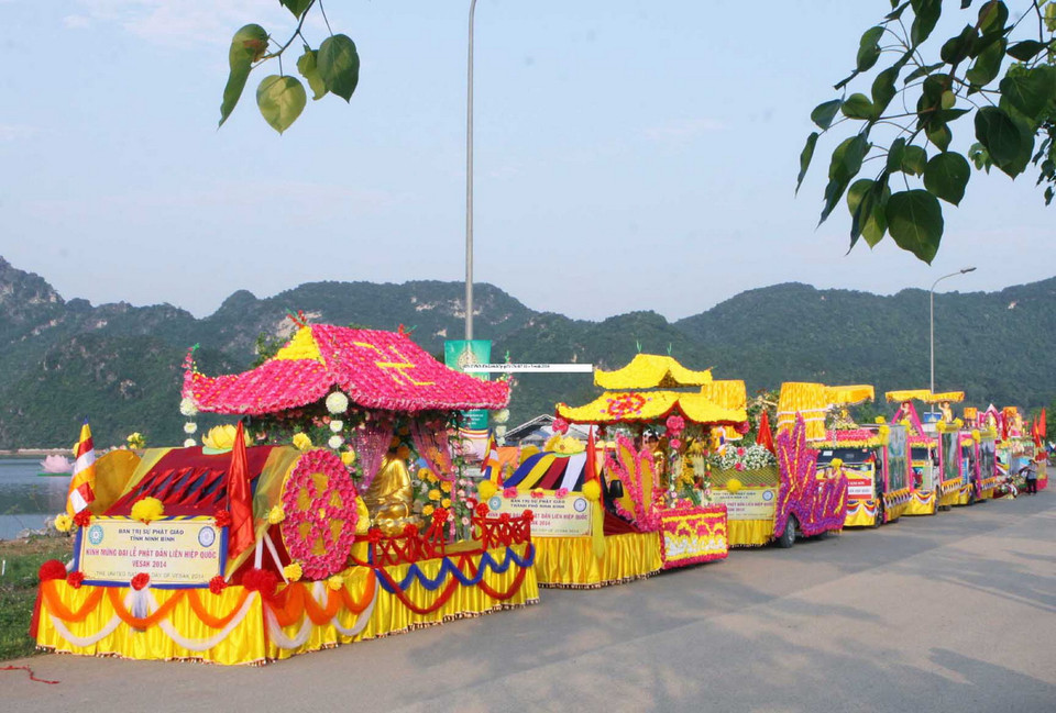 Đoàn xe hoa diễu hành chào mừng Vesak 2014. (Ảnh: Lâm Khánh/TTXVN)