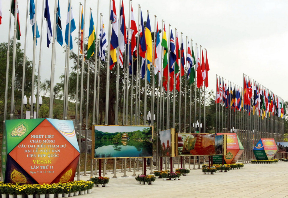  HTML clipboardQuốc kỳ các quốc gia tham dự Vesak 2014 tại chùa Bái Đính. (Ảnh: Nguyễn Dân/TTXVN)