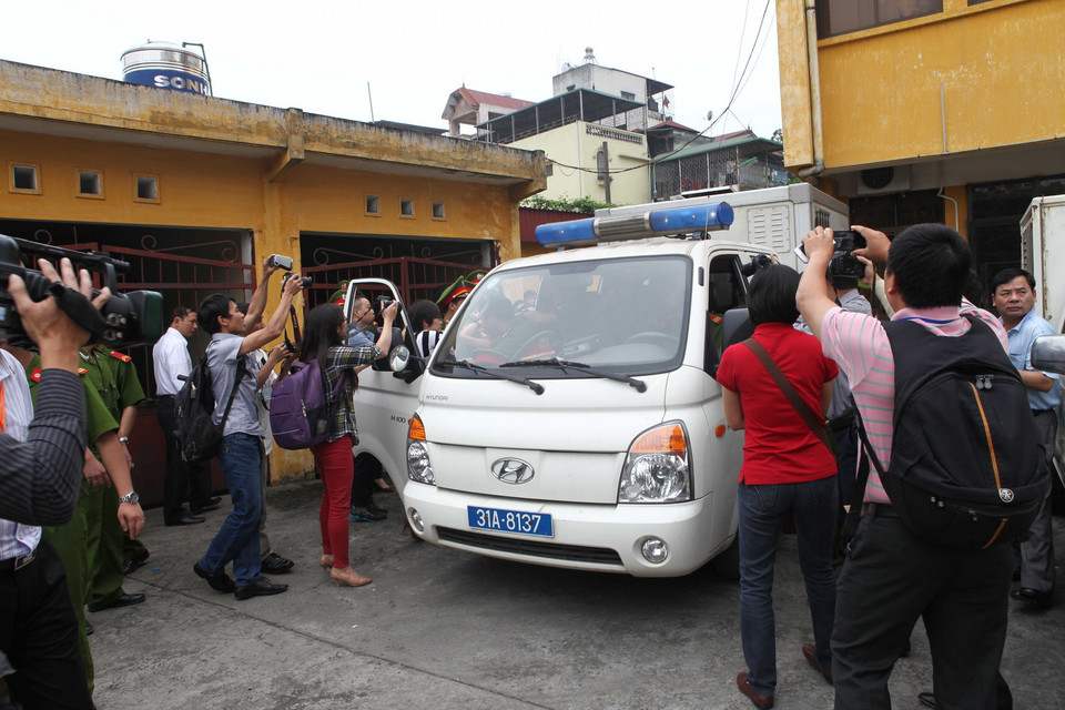 Xe cảnh sát chở bị cáo Dương Chí Dũng và đồng phạm sau khi kết thúc phiên tòa. (Ảnh: Doãn Tấn/TTXVN)