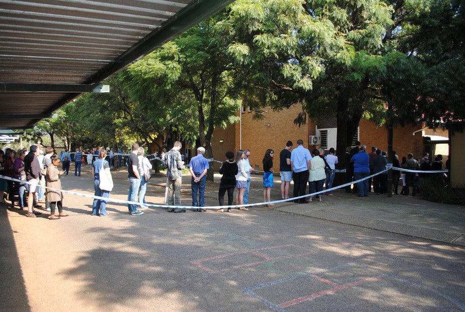 Cử tri Nam Phi xếp hàng tại một điểm bỏ phiếu ở thủ đô Pretoria. (Ảnh: Minh Đức/TTXVN)