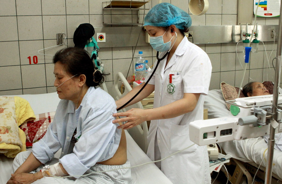 Bệnh nhân hen điều trị tại Trung tâm Hô hấp - Bệnh viện Bạch Mai. (Ảnh: Dương Ngọc/TTXVN)