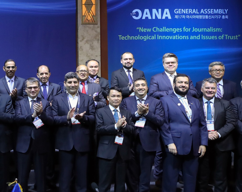 Tổng Giám đốc TTXVN Nguyễn Đức Lợi (hàng đầu, thứ ba, từ trái sang) chụp ảnh chung với các Trưởng đoàn tại phiên khai mạc Đại Hội đồng Tổ chức các hãng thông tấn châu Á-Thái Bình Dương (OANA) lần thứ 17, ngày 7/11/2019, tại thủ đô Seoul (Hàn Quốc). (Ảnh: TTXVN phát)