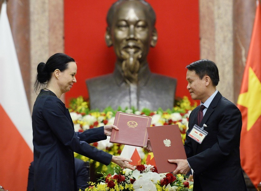 Tổng Giám đốc TTXVN Nguyễn Đức Lợi và Đại sứ Ba Lan tại Việt Nam Barbara Szymanowska ký Bản ghi nhớ hợp tác giữa TTXVN và Hãng thông tấn PAP (Ba Lan), ngày 28/11/2017, tại Hà Nội. (Ảnh: TTXVN phát)