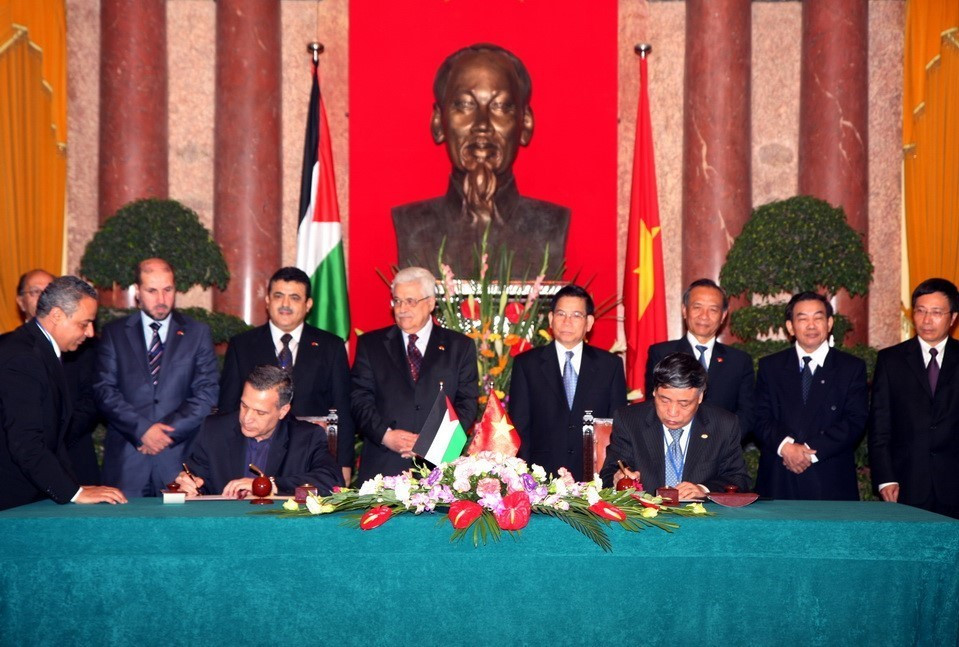 Chủ tịch nước Nguyễn Minh Triết và Tổng thống Nhà nước Palestine Mahmoud Abbas chứng kiến Tổng Giám đốc TTXVN Trần Mai Hưởng và Bộ trưởng Người phát ngôn Chính phủ Palestine, Nabil G.O. Aburudainah ký hợp tác giữa hai bên, ngày 25/5/2010, tại Phủ Chủ tịch. (Ảnh: Nguyễn Dân/TTXVN)