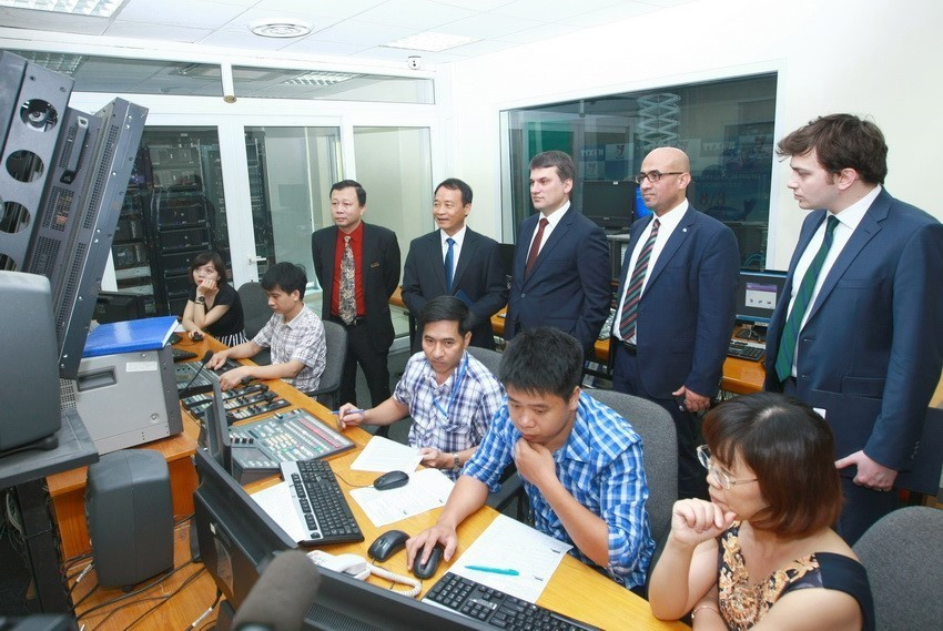 Các đại biểu Đoàn cấp cao hãng Thông tấn Thổ Nhĩ Kỳ Anadolu Agency (AA) do ông Mustafa Ozkaya, Phó Tổng Giám đốc AA dẫn đầu thăm Trung tâm Truyền hình Thông tấn (Vnews), trong chuyến thăm, làm việc với TTXVN, ngày 2/6/2016. (Ảnh: Doãn Tấn/TTXVN)