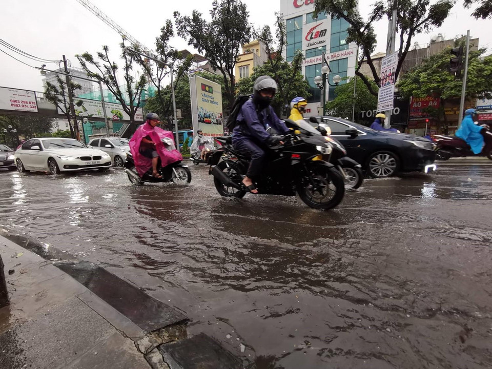 Giao thông gặp khó khăn trên phố Giảng Võ, quận Đống Đa (ảnh chụp lúc 8 giờ sáng 4/4). (Ảnh: Thành Đạt/TTXVN)