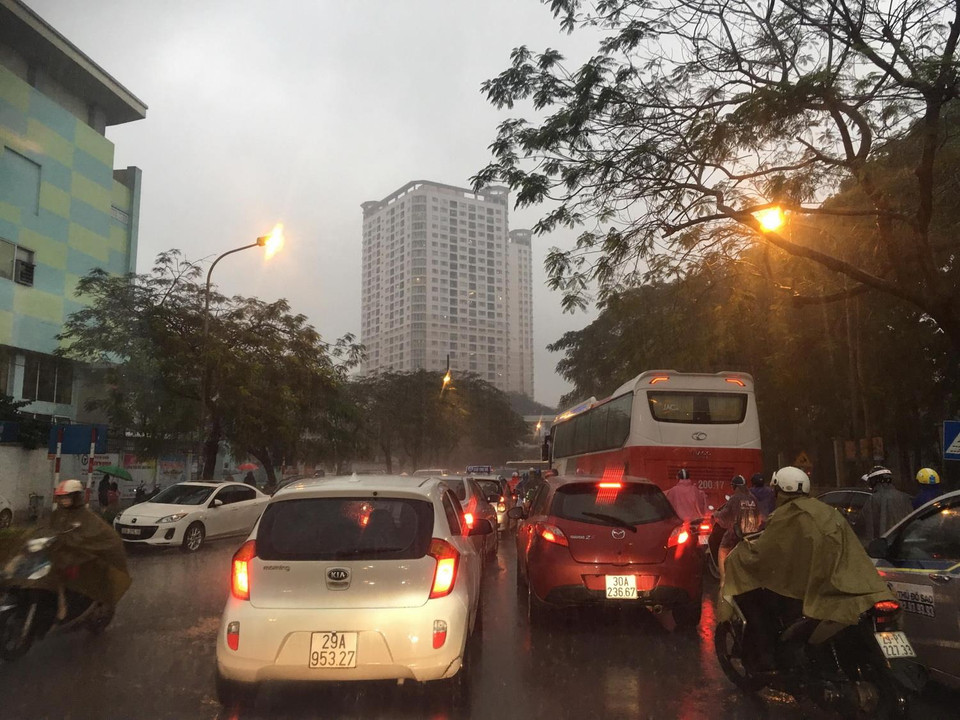 Giao thông gặp khó khăn trên đường Nguyễn Khánh Toàn, quận Cầu GIấy (ảnh chụp lúc 7 giờ 45 sáng 4/4). (Ảnh: Doãn Tấn/TTXVN)