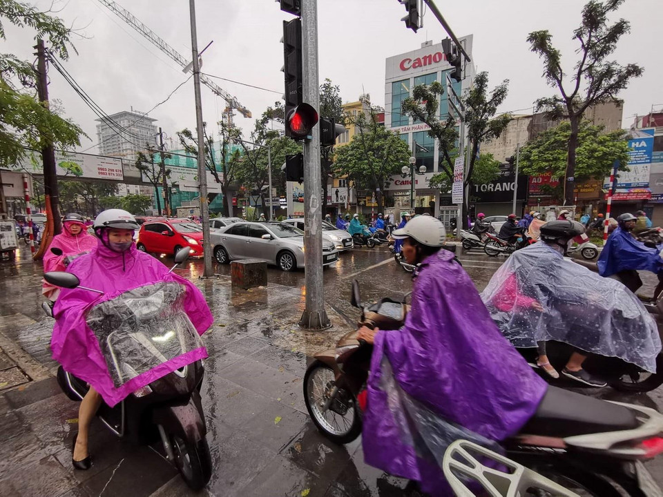 Giao thông gặp khó khăn trên phố Giảng Võ, quận Đống Đa (ảnh chụp lúc 8 giờ sáng 4/4). (Ảnh: Thành Đạt/TTXVN)