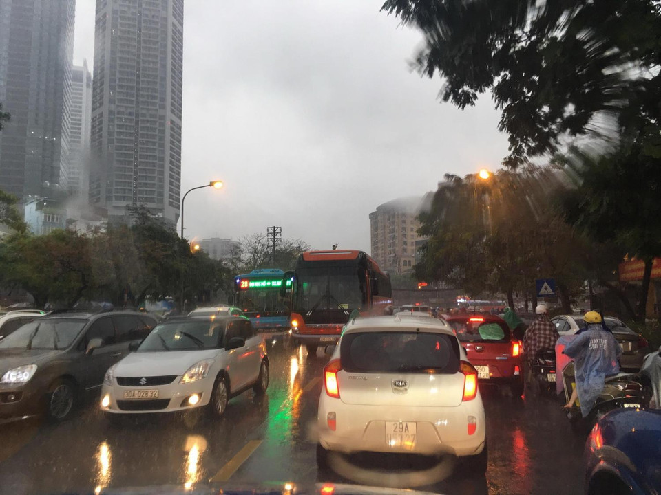 Giao thông gặp khó khăn trên đường Nguyễn Khánh Toàn, quận Cầu GIấy (ảnh chụp lúc 7 giờ 45 sáng 4/4). (Ảnh: Doãn Tấn/TTXVN)