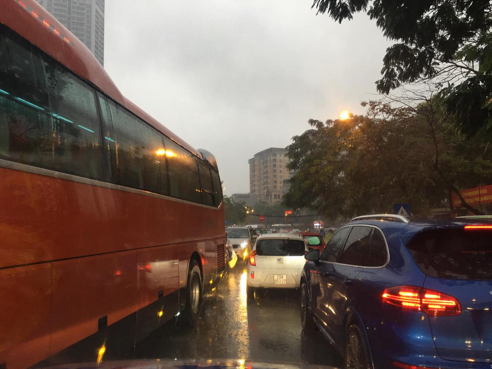 Giao thông gặp khó khăn trên đường Nguyễn Khánh Toàn, quận Cầu GIấy (ảnh chụp lúc 7 giờ 45 sáng 4/4). (Ảnh: Doãn Tấn/TTXVN)