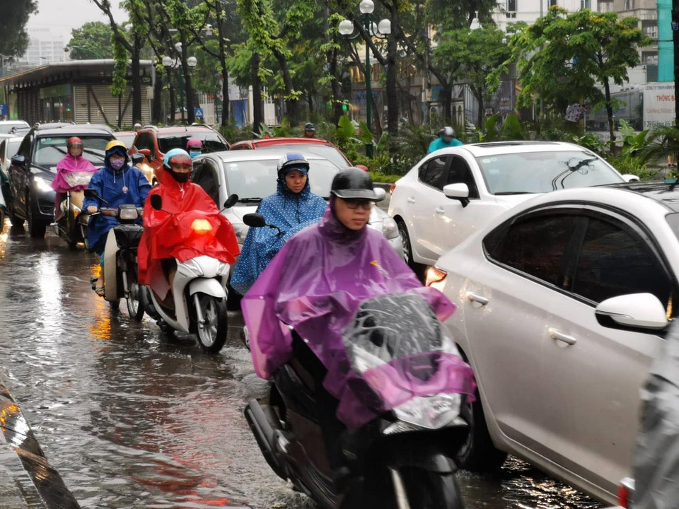 Giao thông gặp khó khăn trên phố Giảng Võ, quận Đống Đa (ảnh chụp lúc 8 giờ sáng 4/4). (Ảnh: Thành Đạt/TTXVN)