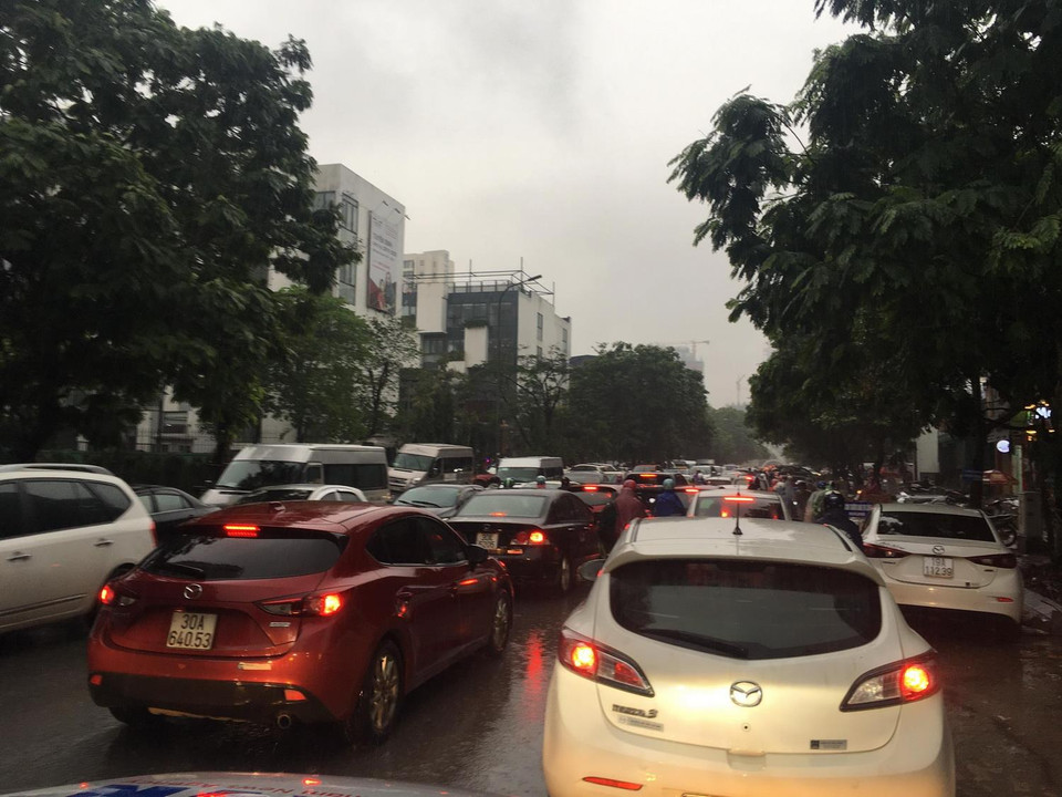 Giao thông gặp khó khăn trên đường Trần Đăng Ninh, quận Cầu GIấy (ảnh chụp lúc 7 giờ 45 sáng 4/4). (Ảnh: Doãn Tấn/TTXVN)