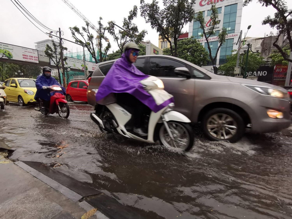 Giao thông gặp khó khăn trên phố Giảng Võ, quận Đống Đa (ảnh chụp lúc 8 giờ sáng 4/4). (Ảnh: Thành Đạt/TTXVN)