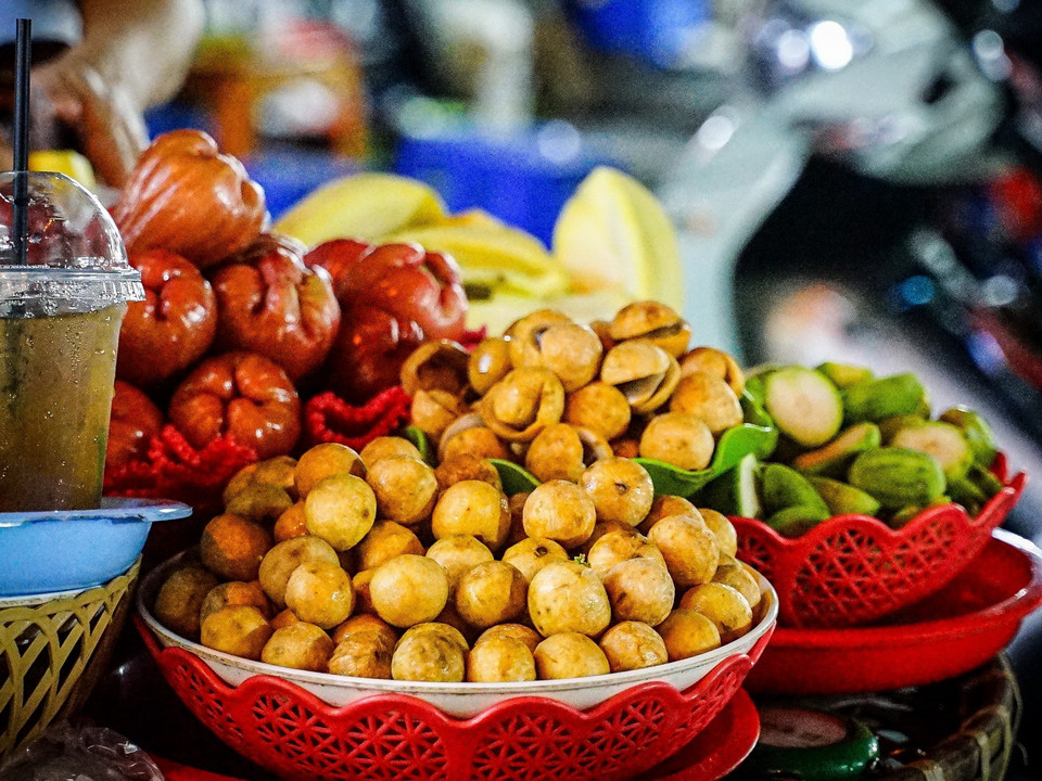 Những trái sấu chín vàng ươm, ngọt thanh, chua nhẹ, giòn thơm đặc biệt là một hương vị gây lưu luyến của mùa Thu Hà Nội. (Ảnh: Khánh Hòa/TTXVN)