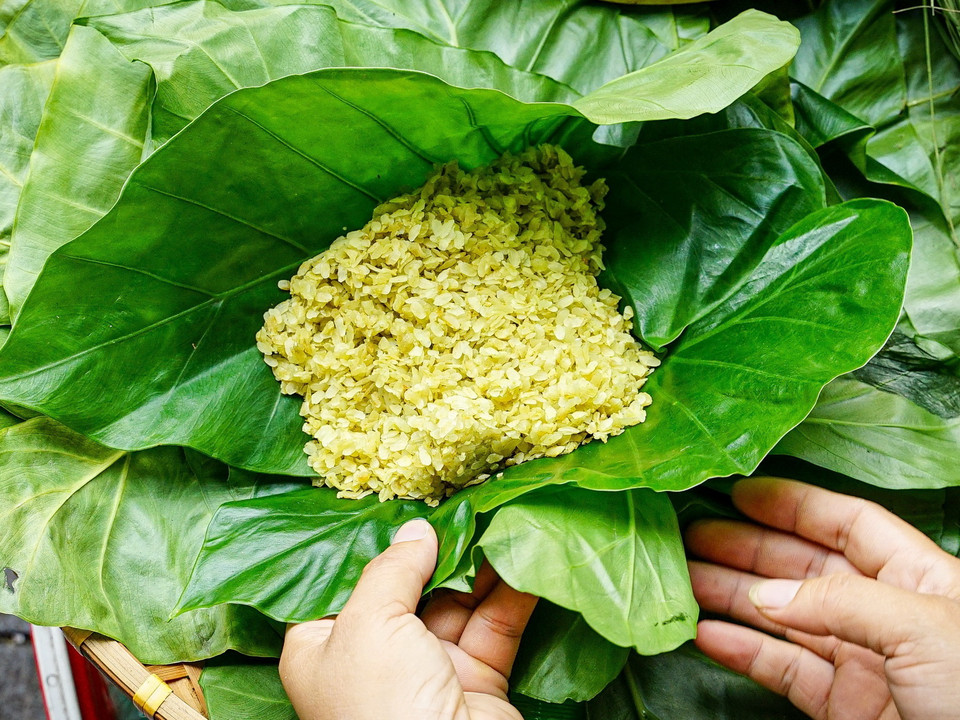 Cốm làng Vòng với những hạt cốm xanh mỏng, dẻo thơm đặc trưng cho ẩm thực mùa Thu Hà Nội. (Ảnh: Khánh Hòa/TTXVN)