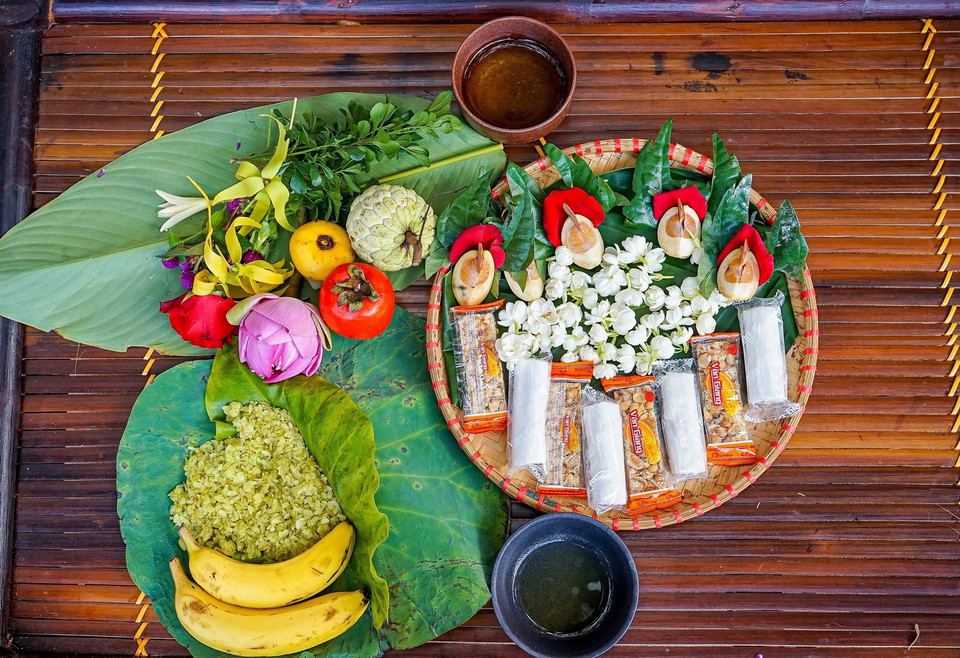 Ngồi bên chén chè hàn huyên câu chuyện và thưởng thức những thức quà đặc trưng của mùa Thu Hà Nội mang lại dư vị rất riêng. (Ảnh: Khánh Hòa/TTXVN)