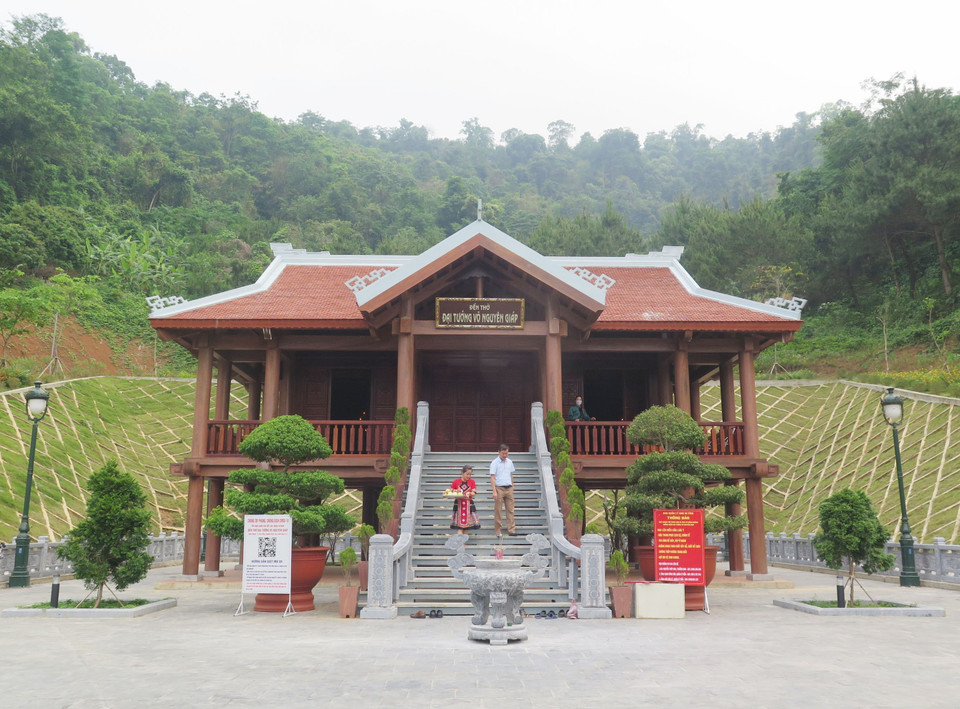 Du khách tham quan, dâng hương tại đền thờ Đại tướng Võ Nguyên Giáp ở xã Gia Phù, huyện Phù Yên, tỉnh Sơn La. (Ảnh: Nguyễn Cường/TTXVN)