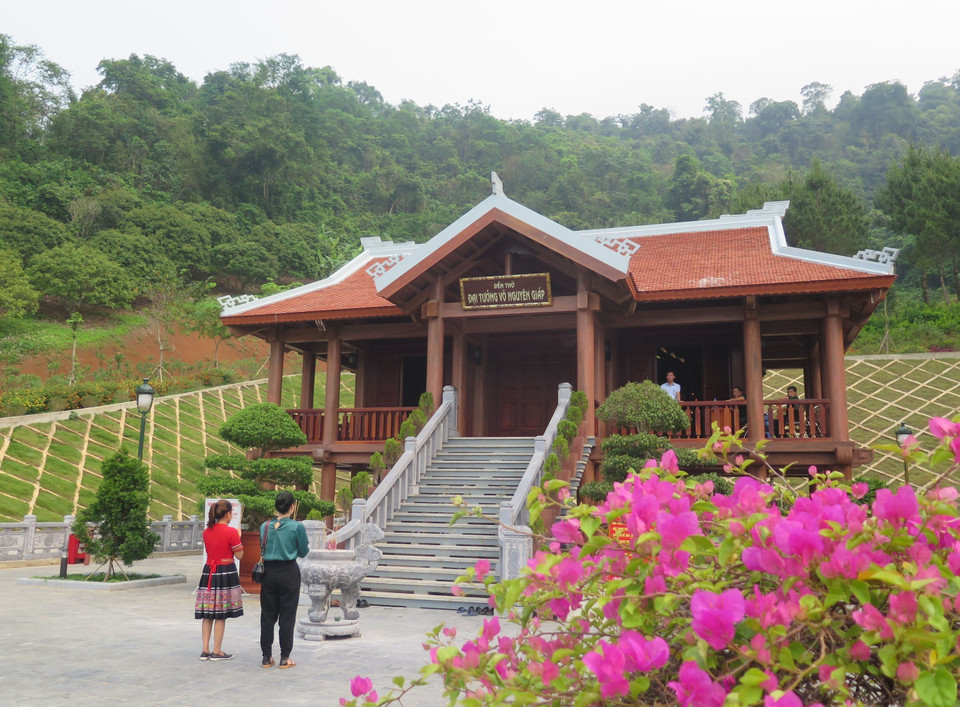 Du khách tham quan, dâng hương tại đền thờ Đại tướng Võ Nguyên Giáp ở xã Gia Phù, huyện Phù Yên, tỉnh Sơn La. (Ảnh: Nguyễn Cường/TTXVN)