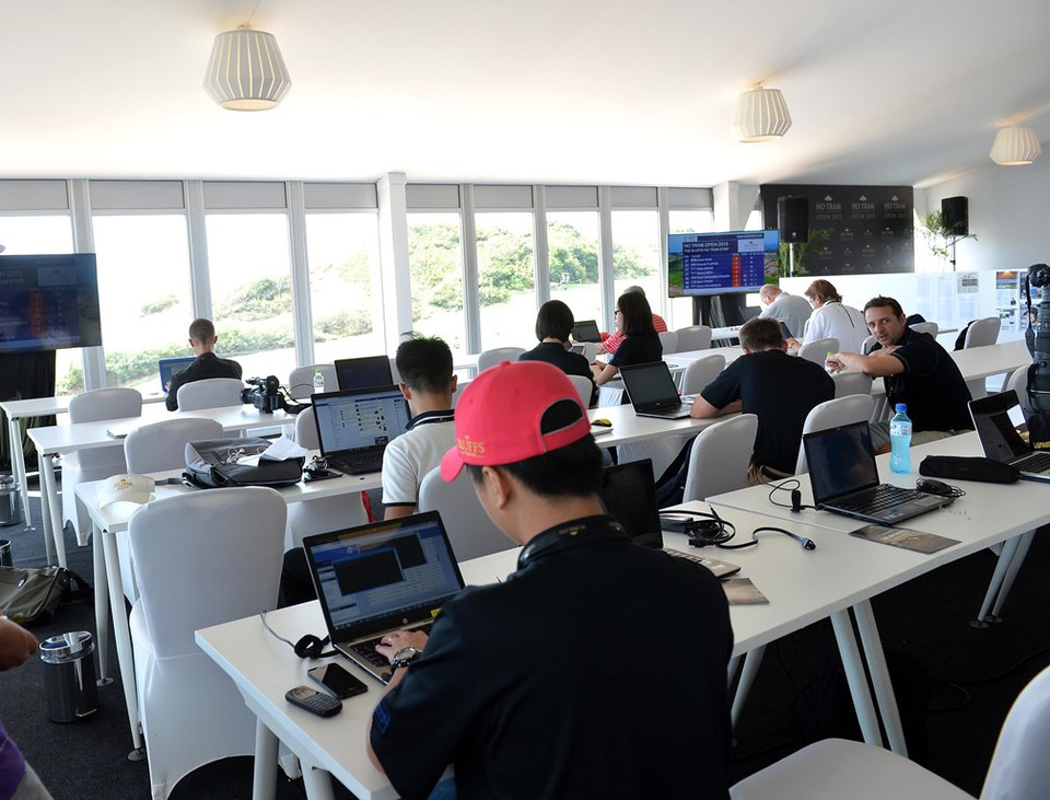 Khá đông phóng viên trong và ngoài nước tác nghiệp tại trung tâm báo chí Hồ Tràm Open. (Ảnh: Trần Long/Vietnam+)