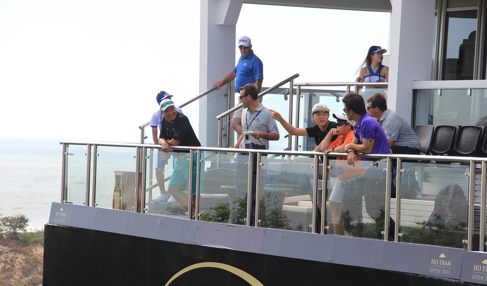 Khán giả háo hức theo dõi từng đường gậy chính xác của các golf thủ. (Ảnh: Trần Long/Vietnam+)