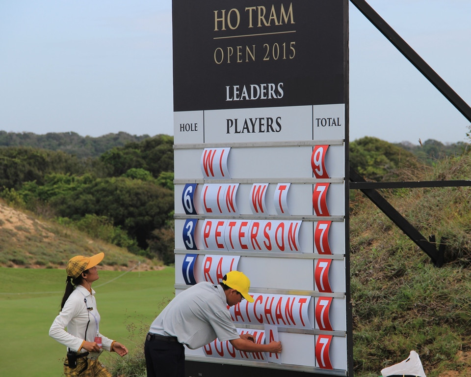 Cập nhật kết quả thi đấu của các tay golf tại 6 lỗ đánh. (Ảnh: Trần Long/Vietnam+)