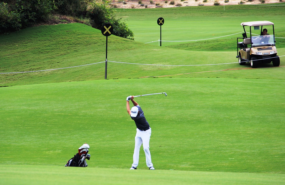 Có chiều dài khoảng 6,4 km và par 71, sân golf The Bluffs sở hữu vị trí tee off tuyệt với, cho phép có được góc tối ưu hướng tới những lỗ golf dốc, tránh bẫy cát nguy hiểm.. (Ảnh: Trần Long/Vietnam+)