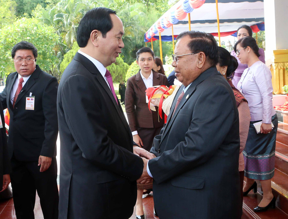 Tổng Bí thư, Chủ tịch nước CHDCND Lào Bounnhang Volachith đón Chủ tịch nước Trần Đại Quang. (Ảnh: Nhan Sáng/TTXVN)