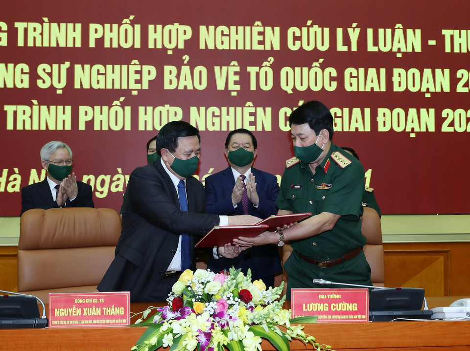 Đại tướng Lương Cường, Ủy viên Bộ Chính trị, Chủ nhiệm Tổng cục Chính trị Quân đội Nhân dân Việt Nam và ông Nguyễn Xuân Thắng, Ủy viên Bộ Chính trị, Chủ tịch Hội đồng Lý luận Trung ương, Giám đốc Học viện Chính trị Quốc gia Hồ Chí Minh tại lễ ký. (Ảnh: Trọng Đức/TTXVN)
