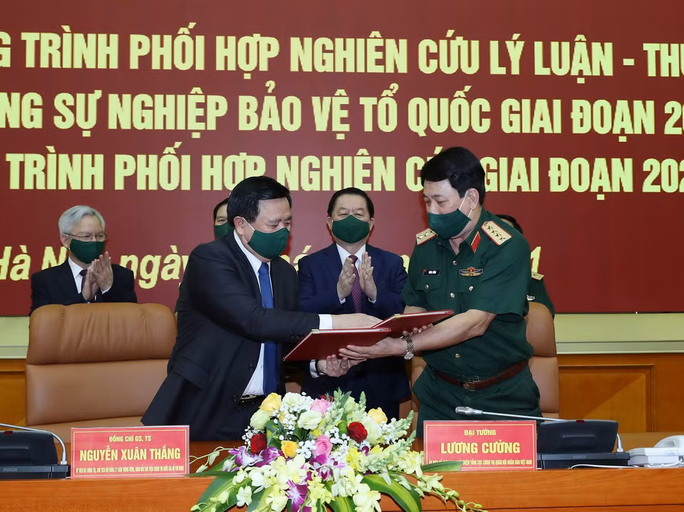 Đại tướng Lương Cường, Ủy viên Bộ Chính trị, Chủ nhiệm Tổng cục Chính trị Quân đội Nhân dân Việt Nam và ông Nguyễn Xuân Thắng, Ủy viên Bộ Chính trị, Chủ tịch Hội đồng Lý luận Trung ương, Giám đốc Học viện Chính trị Quốc gia Hồ Chí Minh tại lễ ký. (Ảnh: Trọng Đức/TTXVN)
