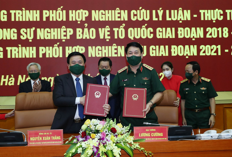 Đại tướng Lương Cường và ông Nguyễn Xuân Thắng tại lễ ký. (Ảnh: Trọng Đức/TTXVN)