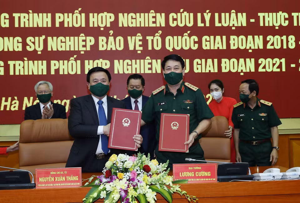 Đại tướng Lương Cường và ông Nguyễn Xuân Thắng tại lễ ký. (Ảnh: Trọng Đức/TTXVN)