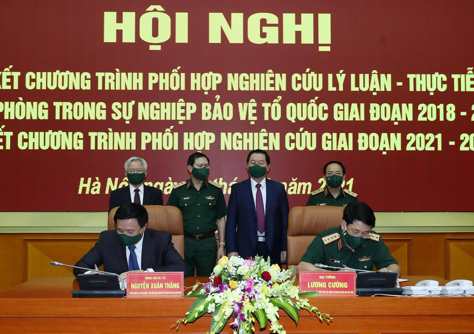 Đại tướng Lương Cường và ông Nguyễn Xuân Thắng tại lễ ký. (Ảnh: Trọng Đức/TTXVN)