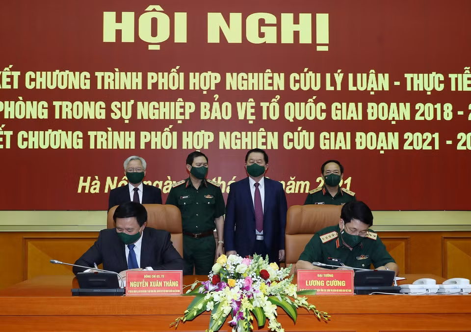 Đại tướng Lương Cường và ông Nguyễn Xuân Thắng tại lễ ký. (Ảnh: Trọng Đức/TTXVN)