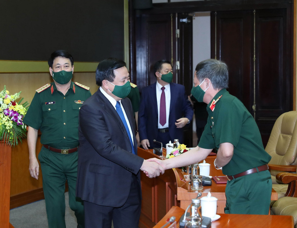 Đại tướng Lương Cường, Ủy viên Bộ Chính trị, Chủ nhiệm Tổng cục Chính trị Quân đội Nhân dân Việt Nam và ông Nguyễn Xuân Thắng, Ủy viên Bộ Chính trị, Chủ tịch Hội đồng Lý luận Trung ương, Giám đốc Học viện Chính trị Quốc gia Hồ Chí Minh đến dự hội nghị. (Ảnh: Trọng Đức/TTXVN)