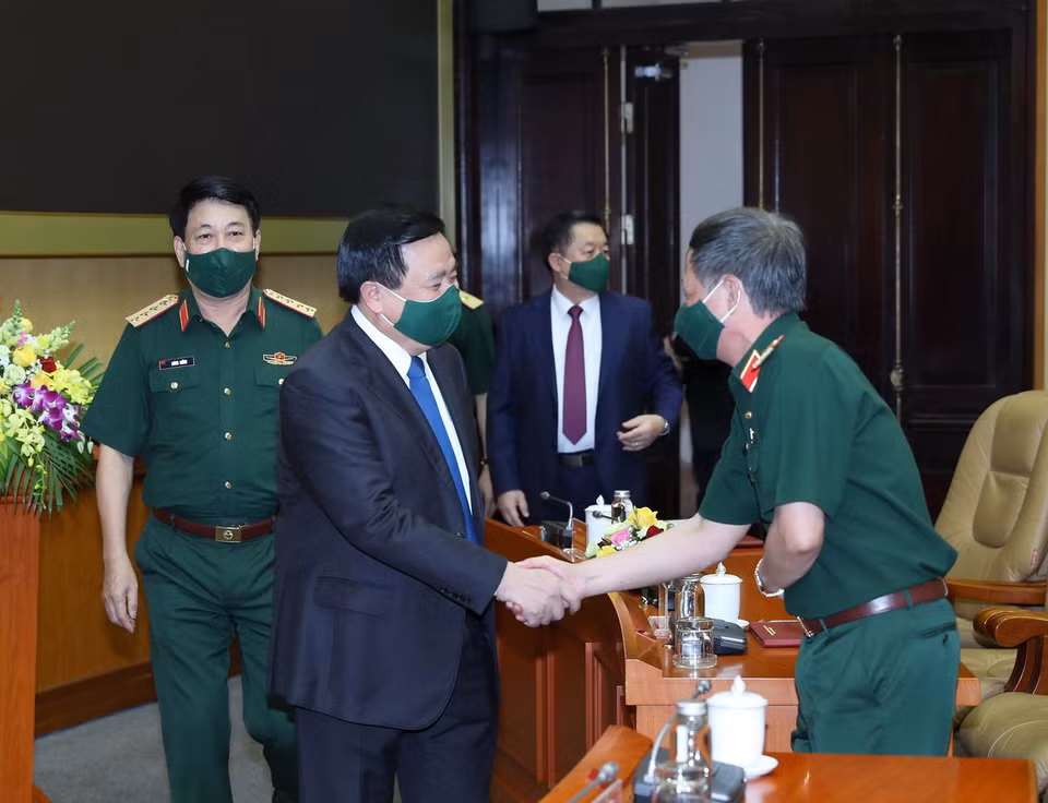 Đại tướng Lương Cường, Ủy viên Bộ Chính trị, Chủ nhiệm Tổng cục Chính trị Quân đội Nhân dân Việt Nam và ông Nguyễn Xuân Thắng, Ủy viên Bộ Chính trị, Chủ tịch Hội đồng Lý luận Trung ương, Giám đốc Học viện Chính trị Quốc gia Hồ Chí Minh đến dự hội nghị. (Ảnh: Trọng Đức/TTXVN)
