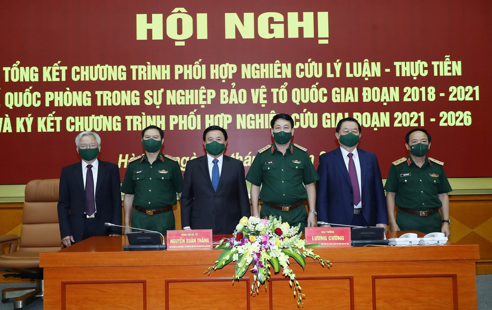 Đại tướng Lương Cường, Ủy viên Bộ Chính trị, Chủ nhiệm Tổng cục Chính trị Quân dội Nhân dân Việt Nam và ông Nguyễn Xuân Thắng, Ủy viên Bộ Chính trị, Chủ tịch Hội đồng Lý luận Trung ương, Giám đốc Học viện Chính trị Quốc gia Hồ Chí Minh cùng các đại biểu tại lễ ký. (Ảnh: Trọng Đức/TTXVN)