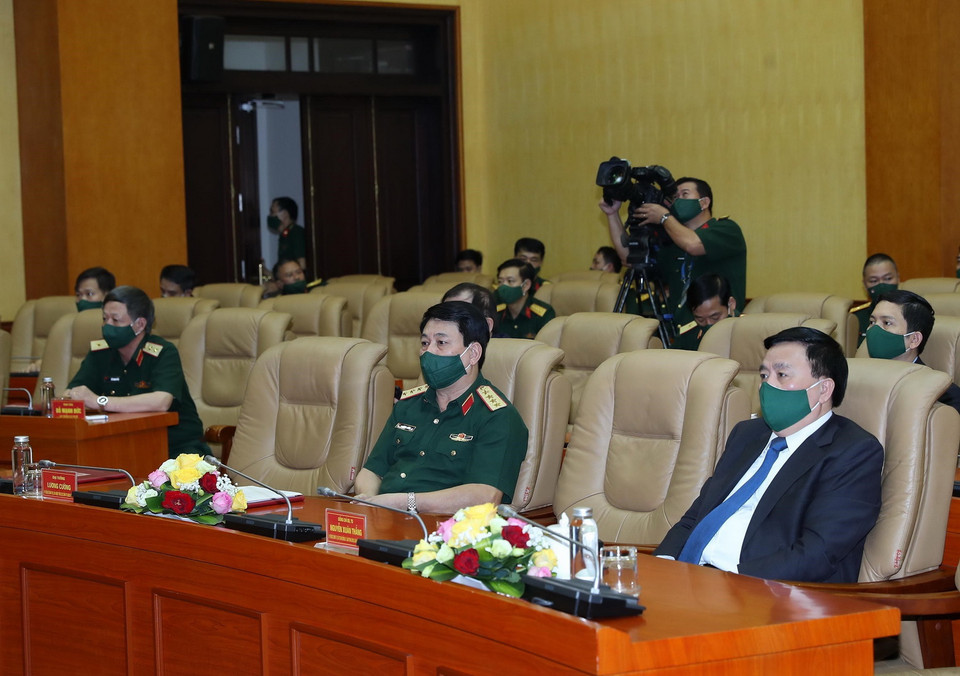 Đại tướng Lương Cường, Ủy viên Bộ Chính trị, Chủ nhiệm Tổng cục Chính trị Quân đội Nhân dân Việt Nam và ông Nguyễn Xuân Thắng, Ủy viên Bộ Chính trị, Chủ tịch Hội đồng Lý luận Trung ương, Giám đốc Học viện Chính trị Quốc gia Hồ Chí Minh tại hội nghị. (Ảnh: Trọng Đức/TTXVN)