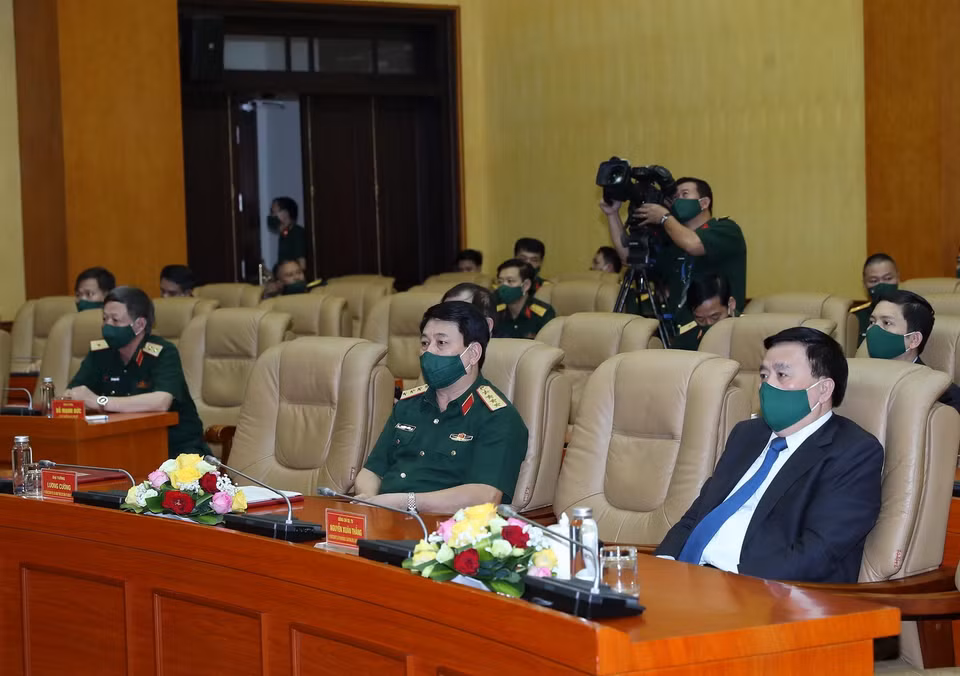 Đại tướng Lương Cường, Ủy viên Bộ Chính trị, Chủ nhiệm Tổng cục Chính trị Quân đội Nhân dân Việt Nam và ông Nguyễn Xuân Thắng, Ủy viên Bộ Chính trị, Chủ tịch Hội đồng Lý luận Trung ương, Giám đốc Học viện Chính trị Quốc gia Hồ Chí Minh tại hội nghị. (Ảnh: Trọng Đức/TTXVN)