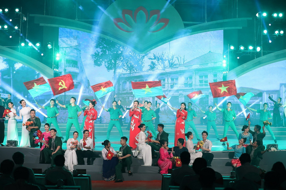 Một tiết mục văn nghệ trong Chương trình nghệ thuật “Dấu ấn Võ Văn Kiệt.” (Ảnh: Dương Giang/TTXVN)