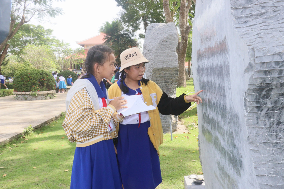  Các em học sinh đến tham quan và tìm hiểu ở Khu lưu niệm Thủ tướng Võ Văn Kiệt. (Ảnh: Lê Thúy Hằng/TTXVN)