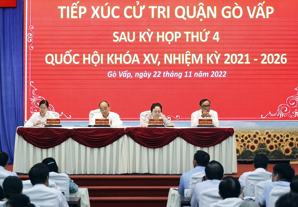  Chiều 22/11, Chủ tịch nước Nguyễn Xuân Phúc và Đoàn đại biểu Quốc hội Thành phố Hồ Chí Minh tiếp xúc cử tri tại quận Gò Vấp. (Ảnh: Thống Nhất/TTXVN)