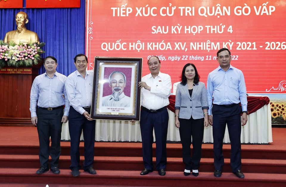 Chủ tịch nước Nguyễn Xuân Phúc tặng bức ảnh chân dung Chủ tịch Hồ Chí Minh cho quận Gò Vấp. (Ảnh: Thống Nhất/TTXVN)