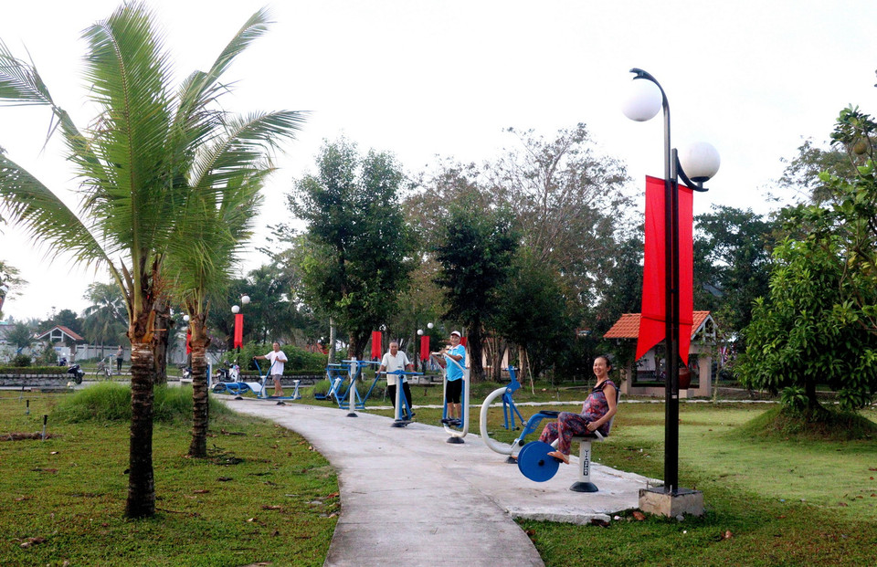 Người dân đến tập thể dục trong khuôn viên Khu lưu niệm Thủ tướng Võ Văn Kiệt. (Ảnh: Lê Thúy Hằng/TTXVN)