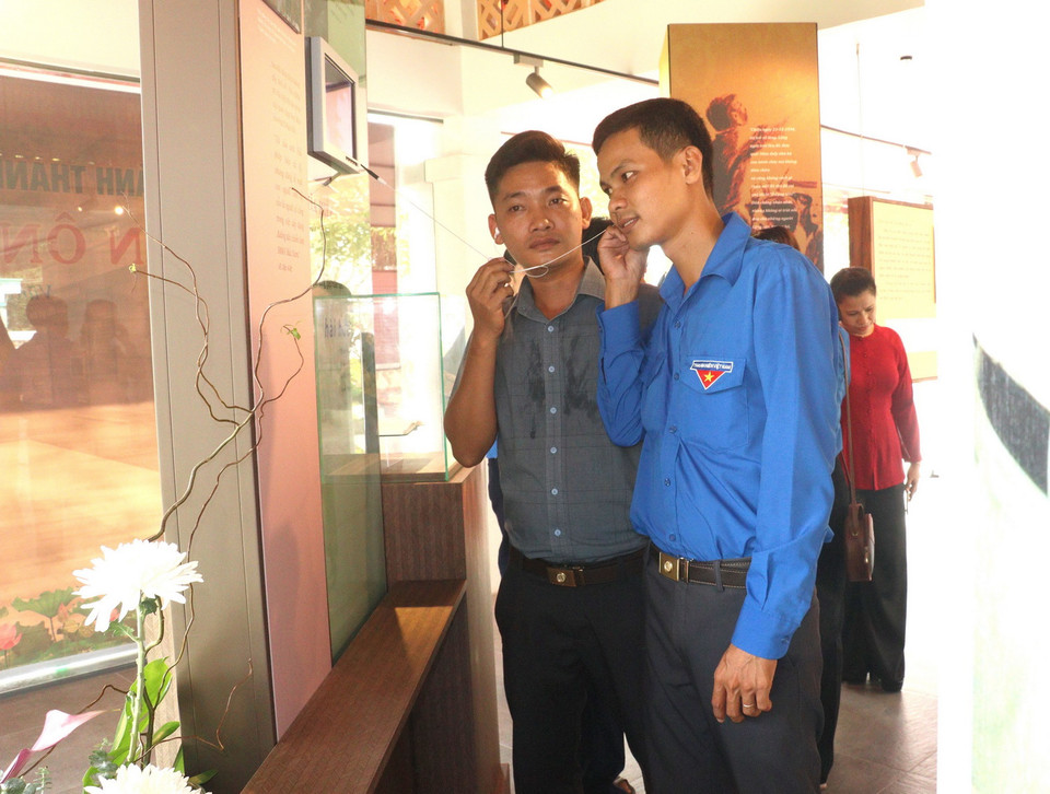 Đoàn viên tham quan tại khu trưng bày chuyên đề “Vườn ông Sáu Dân.” (Ảnh: Lê Thúy Hằng/TTXVN)