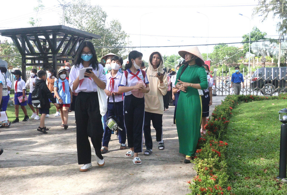 Học sinh đến tham quan và tìm hiểu tại Khu lưu niệm Thủ tướng Võ Văn Kiệt. (Ảnh: Lê Thúy Hằng/TTXVN)