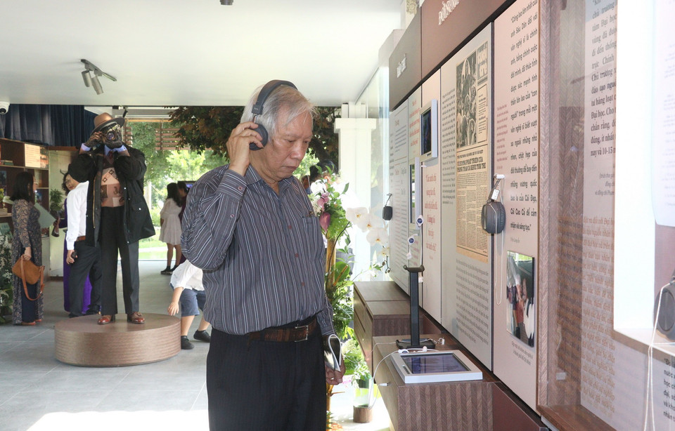 Đại biểu đến tham quan tại khu trưng bày chuyên đề “Vườn ông Sáu Dân.” (Ảnh: Lê Thúy Hằng/TTXVN)