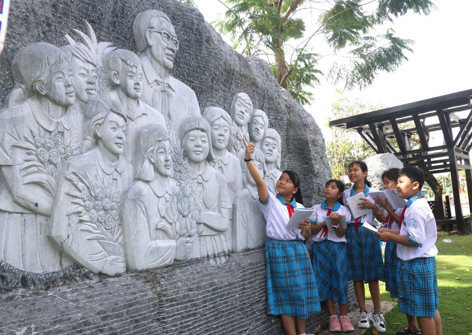 Học sinh đến tham quan và tìm hiểu tại Khu lưu niệm Thủ tướng Võ Văn Kiệt. (Ảnh: Lê Thúy Hằng/TTXVN)