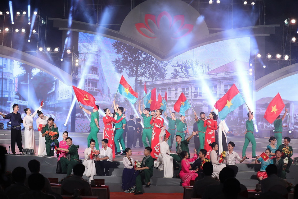 Tối 22/11, tại huyện Vũng Liêm, tỉnh Vĩnh Long, Thủ tướng Phạm Minh Chính dự Chương trình nghệ thuật “Dấu ấn Võ Văn Kiệt” nhân kỷ niệm 100 năm Ngày sinh của ông (Ảnh: Dương Giang/TTXVN)