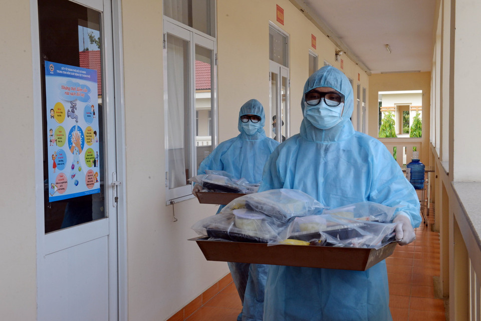 Lực lượng y bác sỹ bệnh viện Quân dân y Miền Đông, Bệnh viện Quân y 7A, 7B tiến hành khám và điều trị các công dân có triệu chứng ho, sốt, khó thở tại khu điều trị cách ly của Sư đoàn 317. (Ảnh: Thanh Vũ/TTXVN)