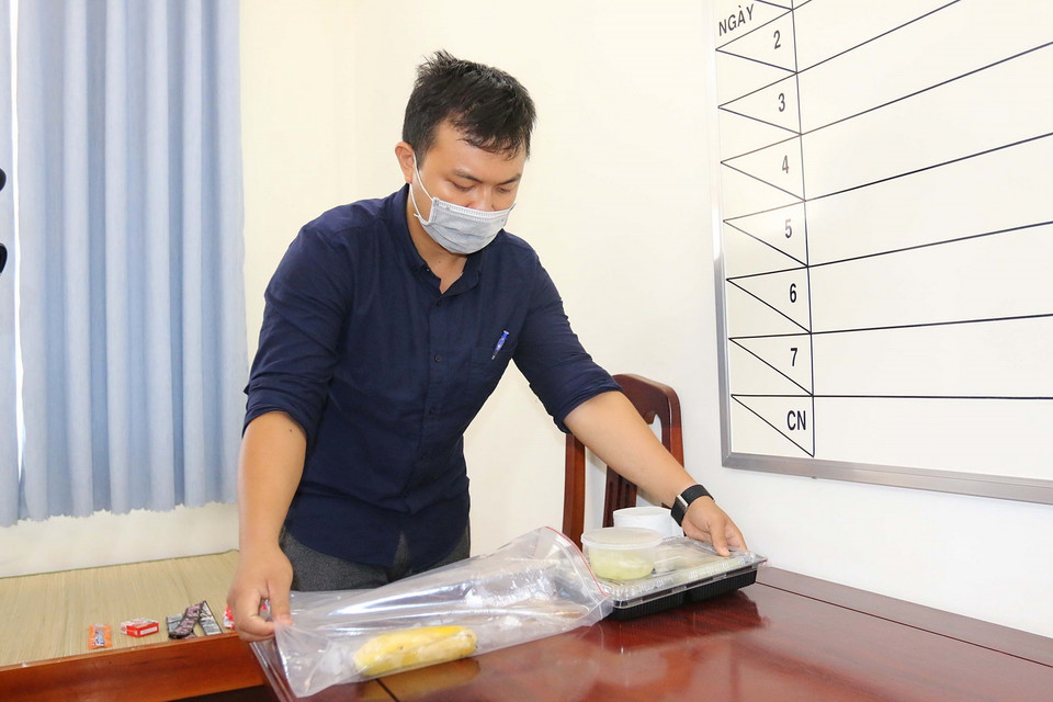 Cán bộ, chiến sỹ Sư đoàn 317 thực hiện các suất ăn hàng ngày đảm bảo dinh dưỡng cho công dân tại khu cách ly. (Ảnh: Thanh Vũ/TTXVN)